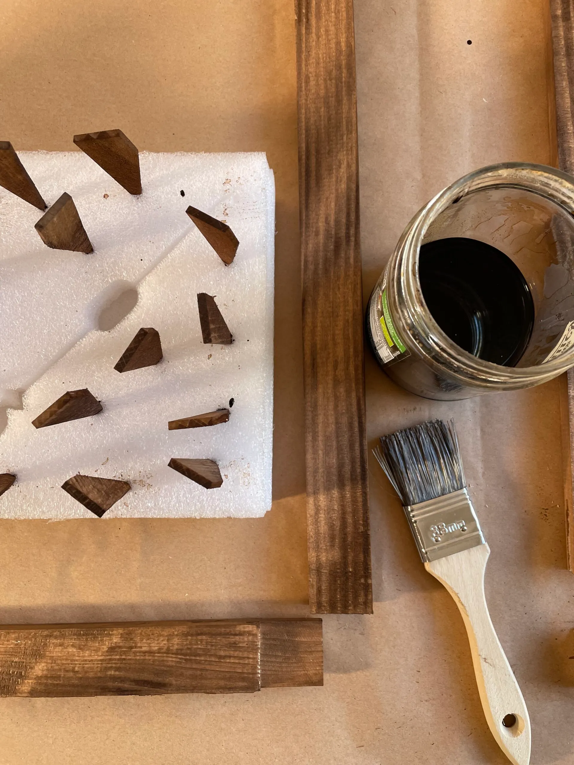 Préparation du châssis au brou de noix